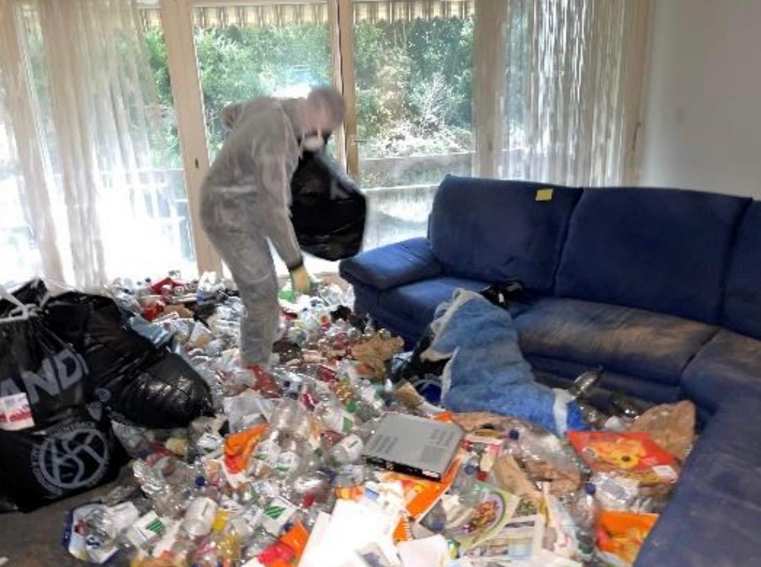 Osterlohs Räumungen – Mitarbeiter im Schutzanzug räumt Messiewohnung in der Ostschweiz