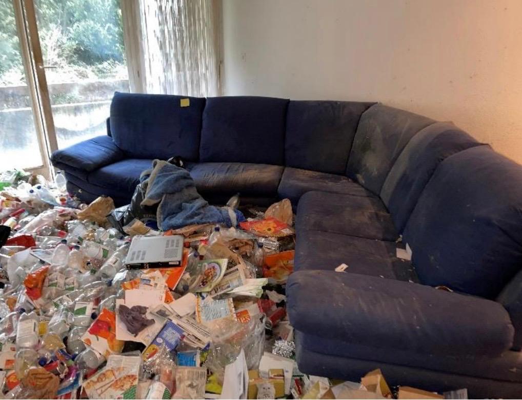 Messiewohnzimmer vor der Räumung – Wohnzimmer voller Müll und Abfall